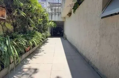 Casa térrea, com quintal, e varias vagas de garagem - fl22