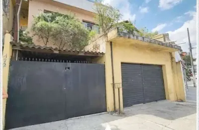 Casa assobradada isolada com 294m² terreno - 3 vagas com edicula