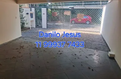 Sobrado com 3 dormitórios sendo uma suíte, 3 vagas e quintal.