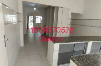 Casa com quintal 2 quartos em frente uma praca maravilhosa fácil acesso ao metro aceita petfl55