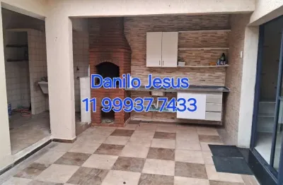 Casa com 3 dormitórios, quintal com churrasqueira, at condicionado e 2 vagas. fl51