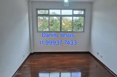 O imóvel possui 2 quartos, 2 banheiros e 2 vagas. fl51