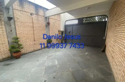Sobrado com 3 dormitórios,  3 banheiros, 2 vagas de garagem coberta com portão eletrônico. fl51.