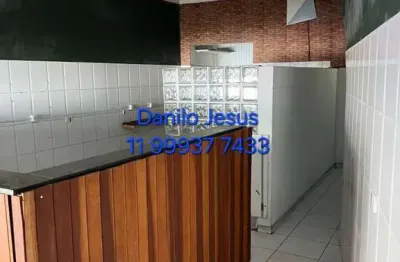 Salão comercial com 50m², balcão e 1 banheiro. fl51