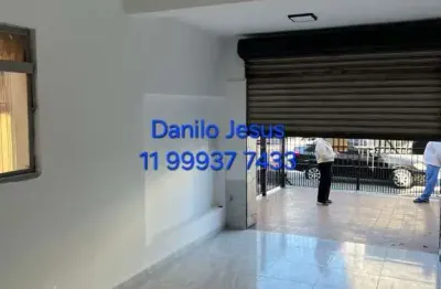 Salão comercial com 2 vagas de estacionamento e 1 banheiro. FL51