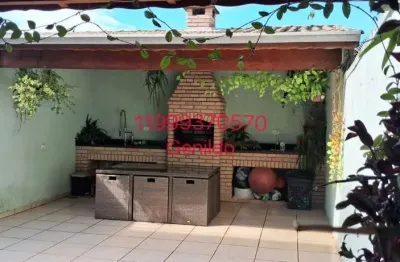 Casa com 3 suites 1 com sacada  3 vagas de garagem quintal com churrasqueira 8 minutos do metro fl55