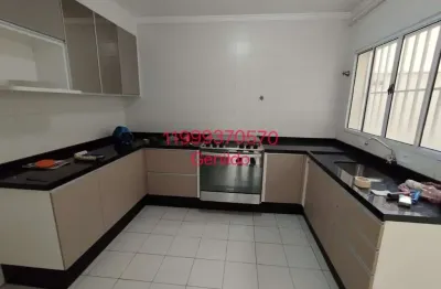 Sobrado com 2 quartos sendo 2 suites, cozinha planejada, 1 vaga com portão eletrônico quintal, fl55