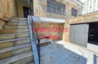 Casa  com 2 quartos, 2 banheiros, 3 vagas,sendo 2 coberta, edicula com  sala cozinha e banheiro fl55