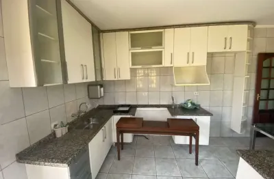 Belissimo sobrado com 3 quartos e 3 vagas no centro do bonfiglioli.