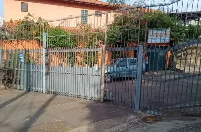 Aluga -   são três quartos,1 suíte,3 banheiros, sala de estar, jantar , quintal e terraço