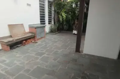 Aluga  sobrado 3 vagas. quintal , edicula , próximo do metro butantan aceita pet,