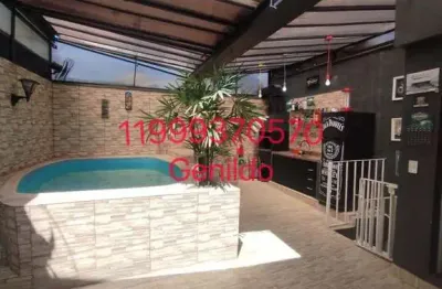 Sobrado com piscina e área gourmet , 2 quartos, 1 suite, 2 vagas, armários planejados, quintal, fl55