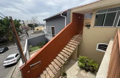 Ótima casa, bem localizada próximo de comércios e conduções