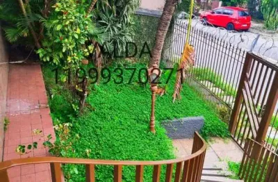 Linda casa térrea e localização excelente ao lado de conduções e comércios