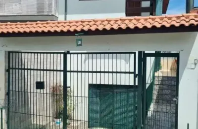 Casa em condomínio fechado com 3 suítes e 5 vagas. Próximo ao metrô vila sonia.