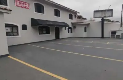 Casa comercial com 4 salas e 10 vagas para alugar. KM 15 da raposo tavares, bem localizada.