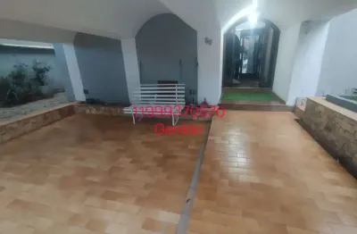 Casa com piscina, com 4 quartos sendo 2 suites, 2 vagas , 4 banheiros , 3 andares, aceita pet, FL55