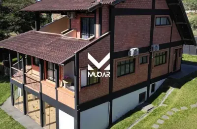Chácara com 2 casas semimobiliada e piscina no contorno