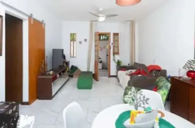 Ótima casa linear condomínio fechado 2quartos grandes ampla cozinha e sala terraço c churrasqueira .