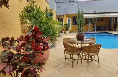 Maravilhosa casa condomínio lindos jardins piscina churrasqueira 4 qts (2 suítes) 1 no 1º piso loft