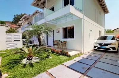 Linda casa (não gemina) 4 qtos (suíte) 3 vgs quintal c churrasq e espaço fazer piscina lazer cond.