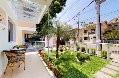 Linda casa (não gemina) 4 qtos (suíte) 3 vgs quintal c churrasq e espaço fazer piscina lazer cond.