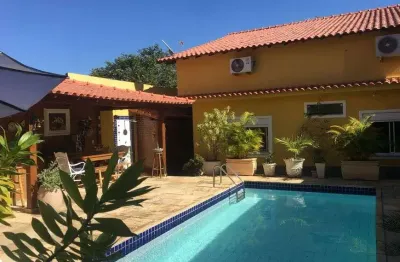 Lindíssima casa linear 3 quartos suíte closet cozinha espaçosa piscina e espaço gourmet charmosos