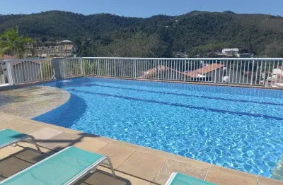 Freguesia òtima casa com 4 qtos sendo1 dels no 1º piso 2vgs condomínio com farto lazer incluindo quadra piscina