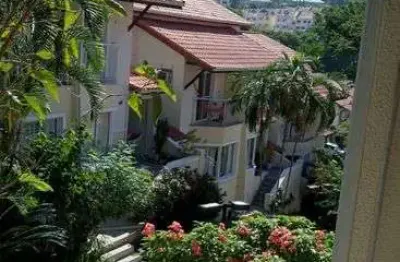 Freguesia òtima casa com 4 qtos sendo1 dels no 1º piso 2vgs condomínio com farto lazer incluindo quadra piscina