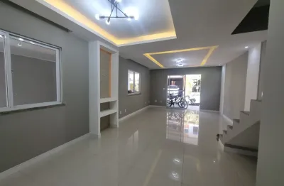 Maravilhosa casa de condomínio  com 4 suites + 3 lavabos sotão amplo e com pé direito alto cozinha ampla até 4 carros na garagem coberta churrasqueira privativa