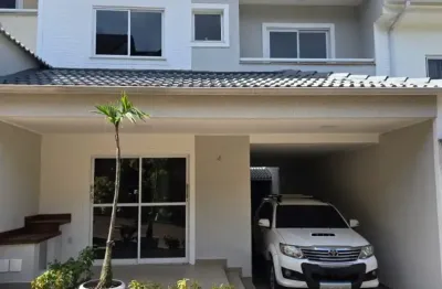 Maravilhosa casa de condomínio  com 4 suites + 3 lavabos sotão amplo e com pé direito alto cozinha ampla até 4 carros na garagem coberta churrasqueira privativa