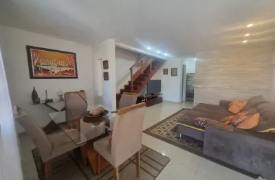 Em condomínio amplo e farto lazer linda casa c 3 suites grande área de convivencia privativa c churrasqueira 3 vagas  e mt espaço bem cuidado pra contemplar