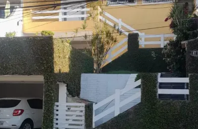 Em ótimo condominio e junto à uma das mais belas ruas da freguesia casa com  4 qts por 890 mil
