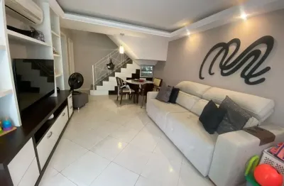 Excelente casa em condomínio com poucos vizinhos e junto à comércio condução e colégios com 3 qts piscina espaço gourmet sauna 2 vagas e td c armários