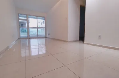 Próximo à mercados, condução e à td o centro do bairro vc encontra esse ótimo 2 quartos espaçoso e muito claro e arejado com suíte varanda gourmet vista parcialmente livre armários e lazer prédio pouc