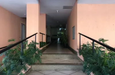 Ótimo 2 qts c suite no miolo central do bairro com farto comércio, colégios de qualidade e condução na porta . Armários e segurança !!