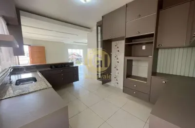 Casa oferece 3 dormitórios sendo 1 suíte, 160 m² de área construída - no bairro jardim terras de são joão - jacareí/sp.