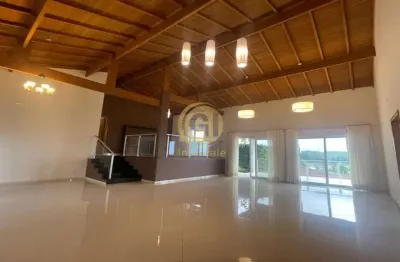 Casa térrea no mirante do vale, com 4 dormitórios sendo 2 suítes.