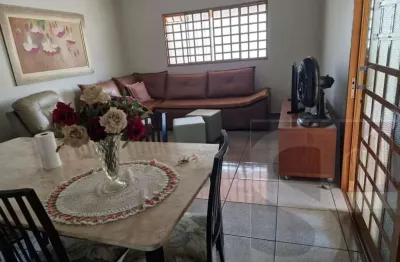 Casa para venda em uberlândia, distrito industrial, 3 dormitórios, 1 suíte, 2 banheiros, 2 vagas