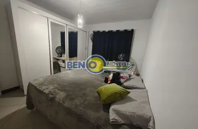 Imóvel com 2 quartos, 2 banheiros, sala, cozinha, ar condicionado no quarto.