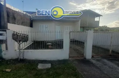 Casa com 2 dormitórios, garagem e pátio nos fundos em gravataí