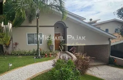 Casa com 3 quartos, piscina, condomínio com lazer em vinhedo.