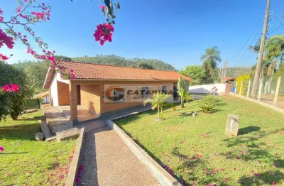 Belíssima chácara com excelente localização pertinho do asfalto