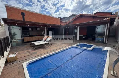 Sua nova casa em condomínio com vista privilegiada e localização estratégica!