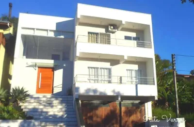 Belíssima casa, moderna e iluminada, c/piscina, 3 suítes, escritório e muito mais.