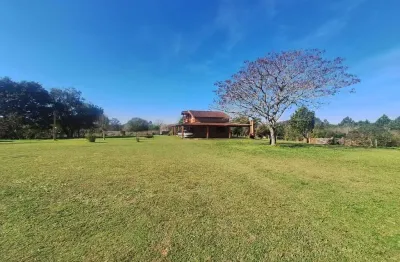 Belíssimo sítio com 2 hectares – duas casas e estrutura completa