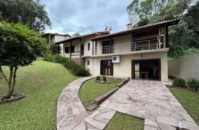 Excelente casa com 4 dormitórios em localização privilegiada!