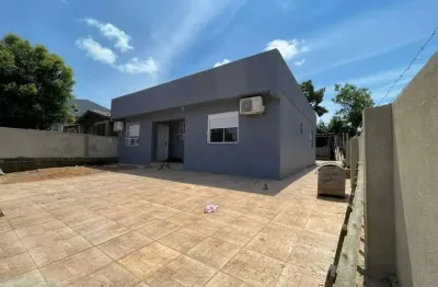 Casa de esquina reformada – 2 dormitórios (com possibilidade de 3) e amplo pátio!