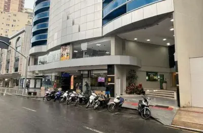 Excelente oportunidade! Apartamento para locação no Centro de Balneário Camboriú-SC: 3 quartos, 1 suíte, 2 salas, 4 banheiros, 2 vagas de garagem e 120m².