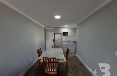 Apartamento à venda em localização privilegiada de 2 quartos, 1 sala, 1 banheiro e vaga de garagem.